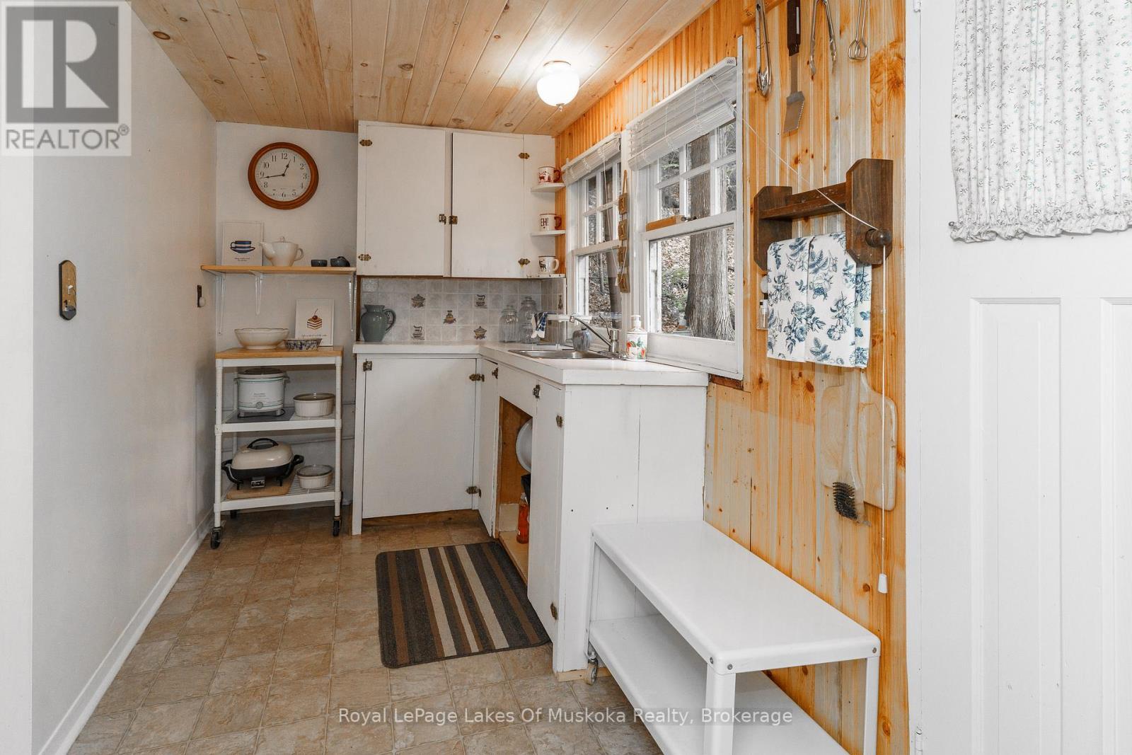 












1257 PAINT LAKE ROAD

,
Lake of Bays (Ridout),




Ontario
P0A1E0

