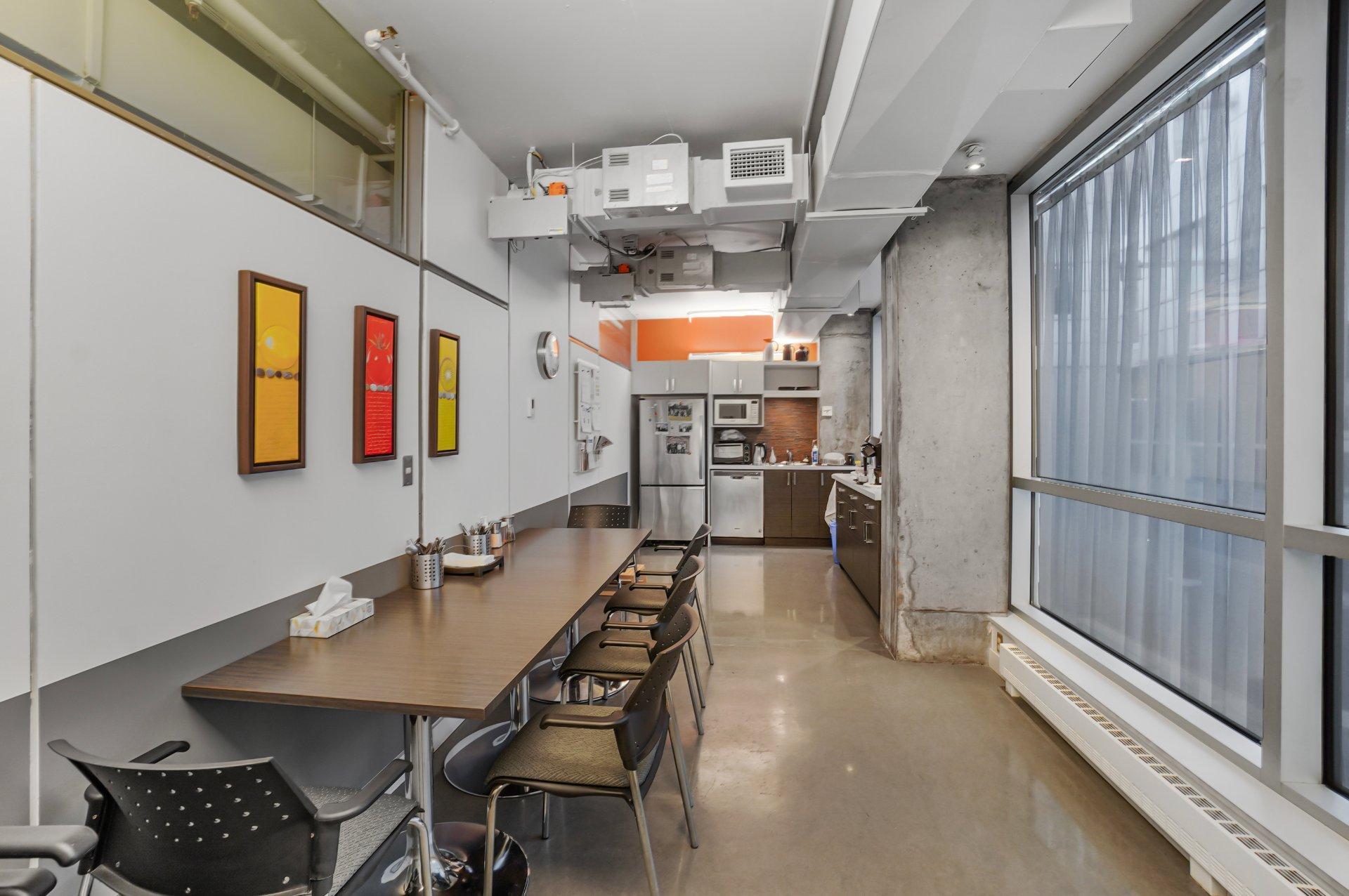 









1Z


Boul. René-Lévesque E.

,
Montréal (Ville-Marie),




QC
H2X3Z5

