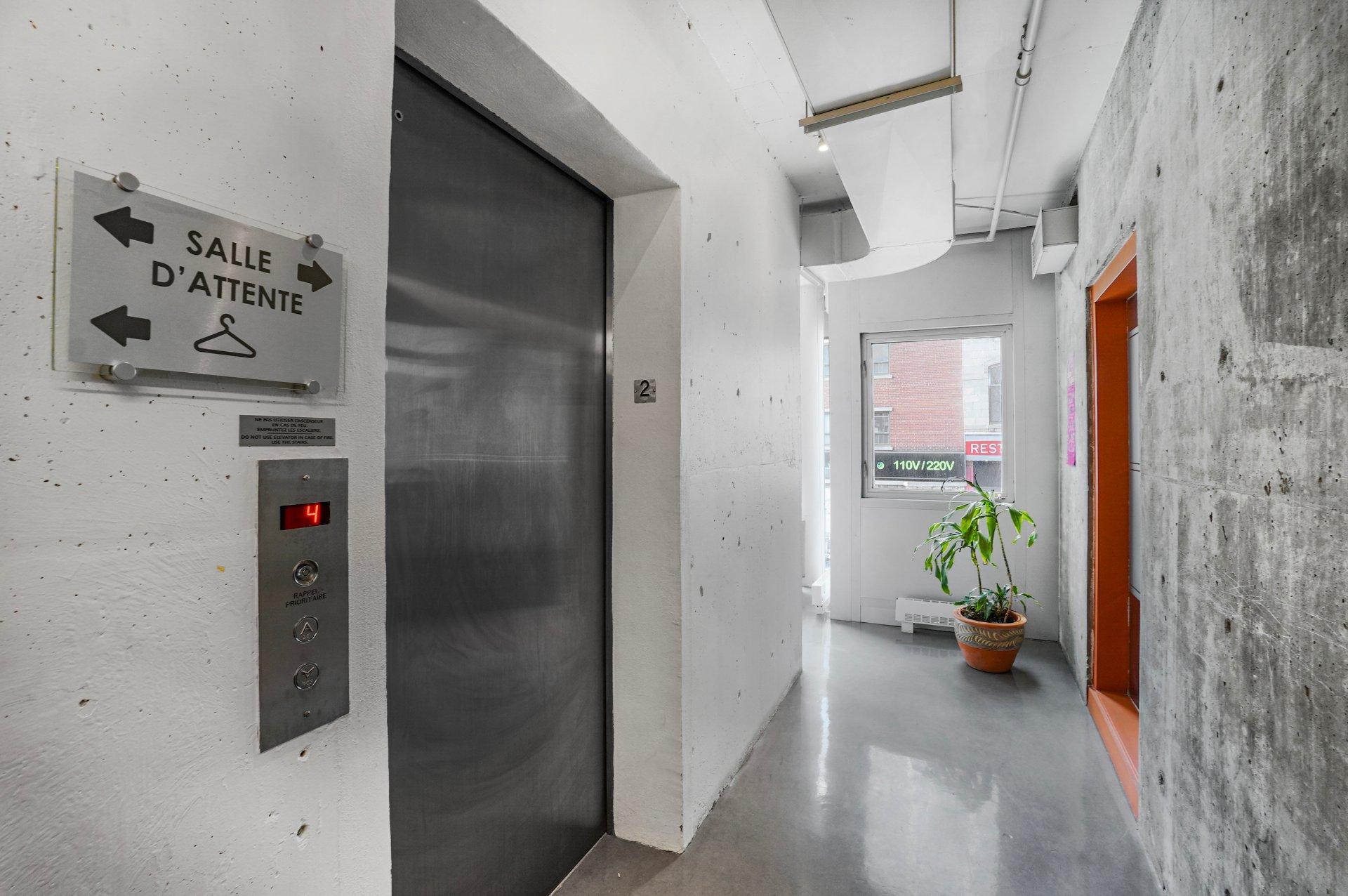 









1Z


Boul. René-Lévesque E.

,
Montréal (Ville-Marie),




QC
H2X3Z5

