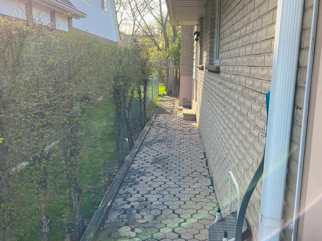 









2593


Vineland

Road,
Mississauga,




ON
L5K 2A3

