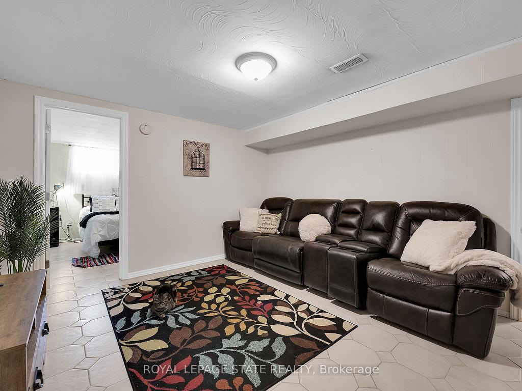 









221


East 24th

Street,
Hamilton,




ON
L8V 2Y5

