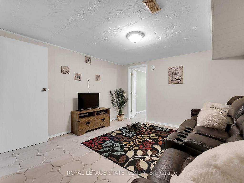 









221


East 24th

Street,
Hamilton,




ON
L8V 2Y5

