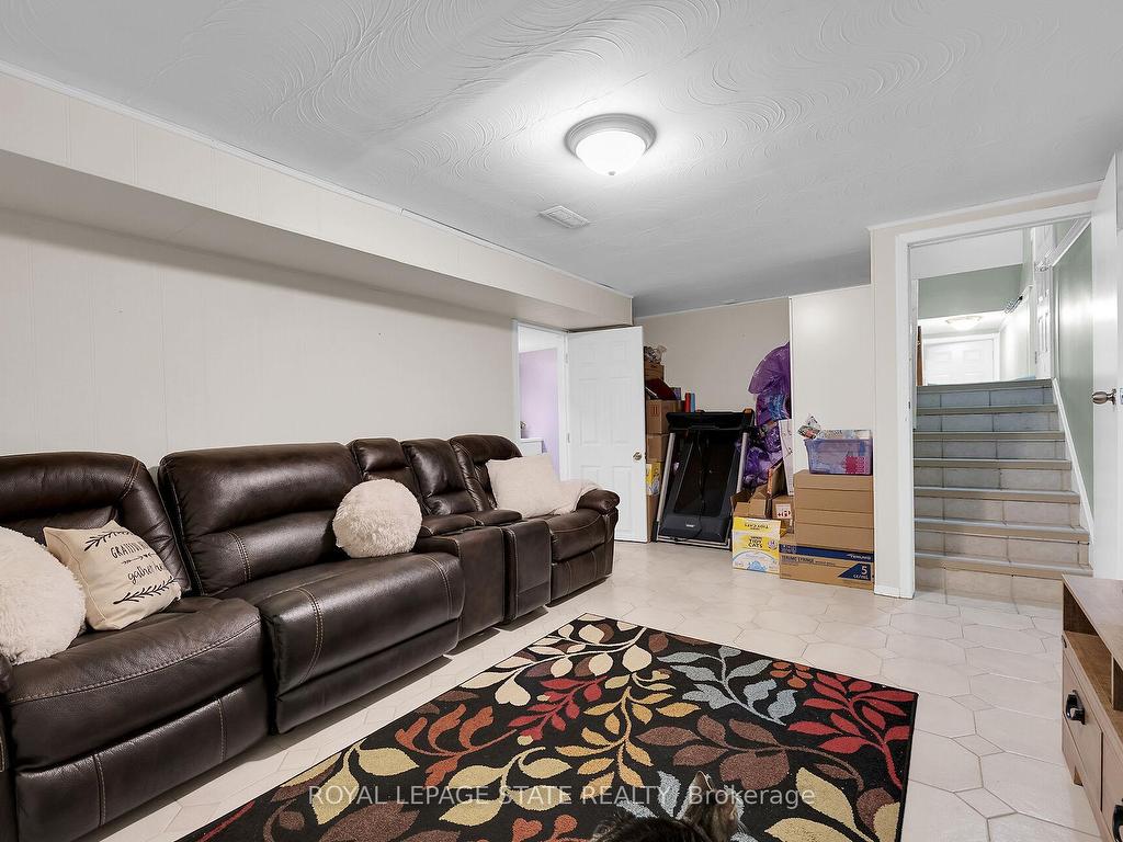 









221


East 24th

Street,
Hamilton,




ON
L8V 2Y5


