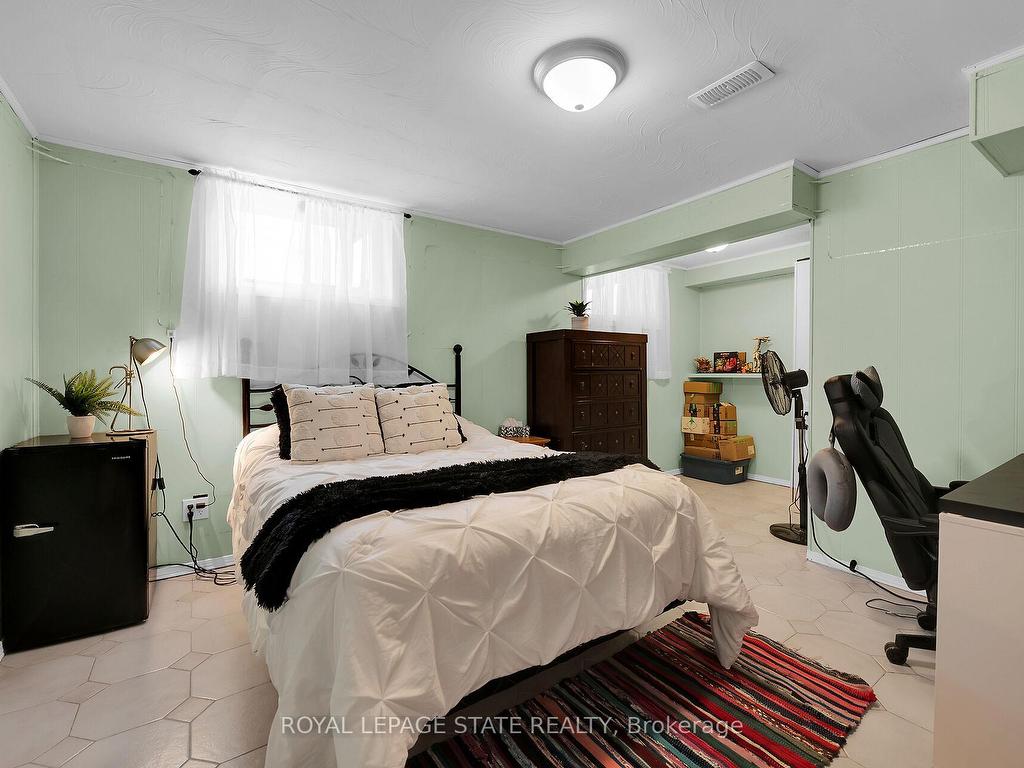 









221


East 24th

Street,
Hamilton,




ON
L8V 2Y5

