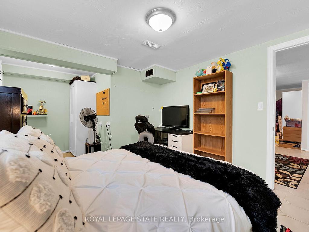 









221


East 24th

Street,
Hamilton,




ON
L8V 2Y5

