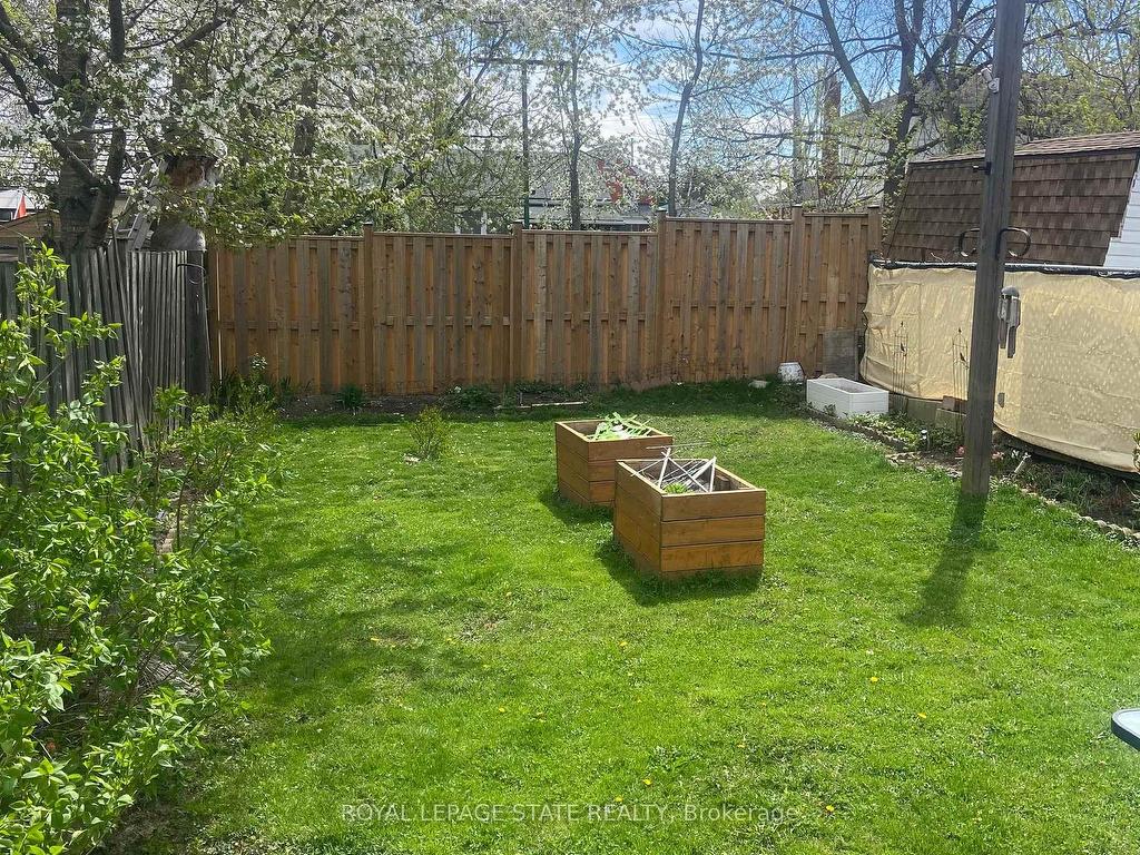 









221


East 24th

Street,
Hamilton,




ON
L8V 2Y5

