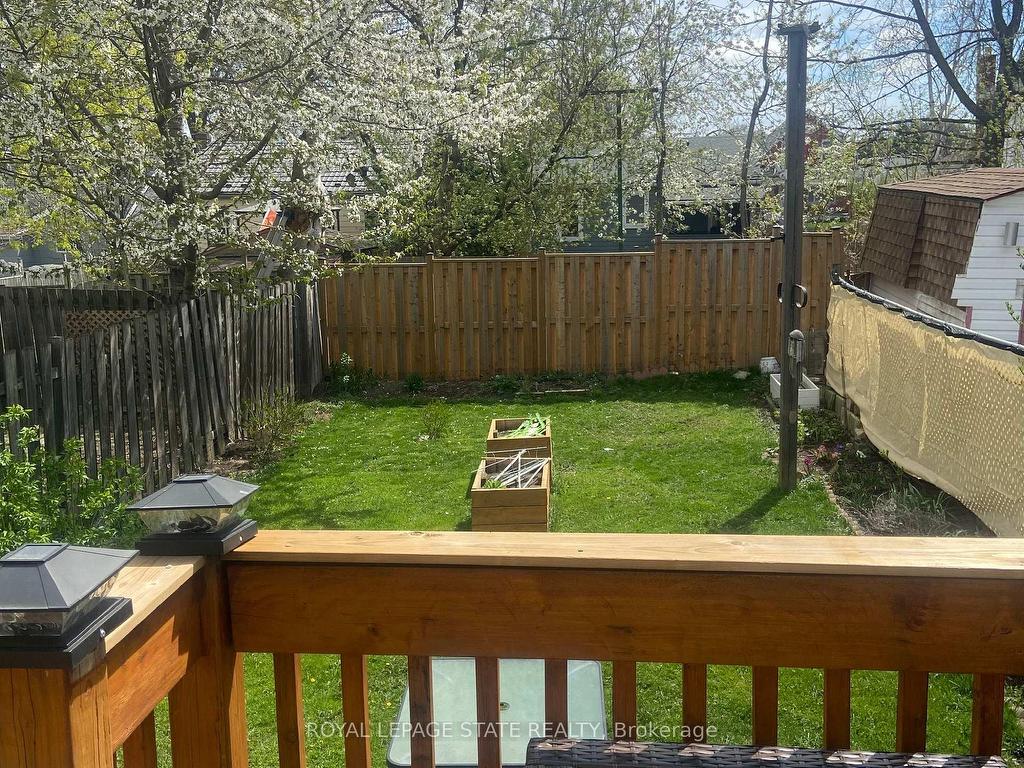 









221


East 24th

Street,
Hamilton,




ON
L8V 2Y5

