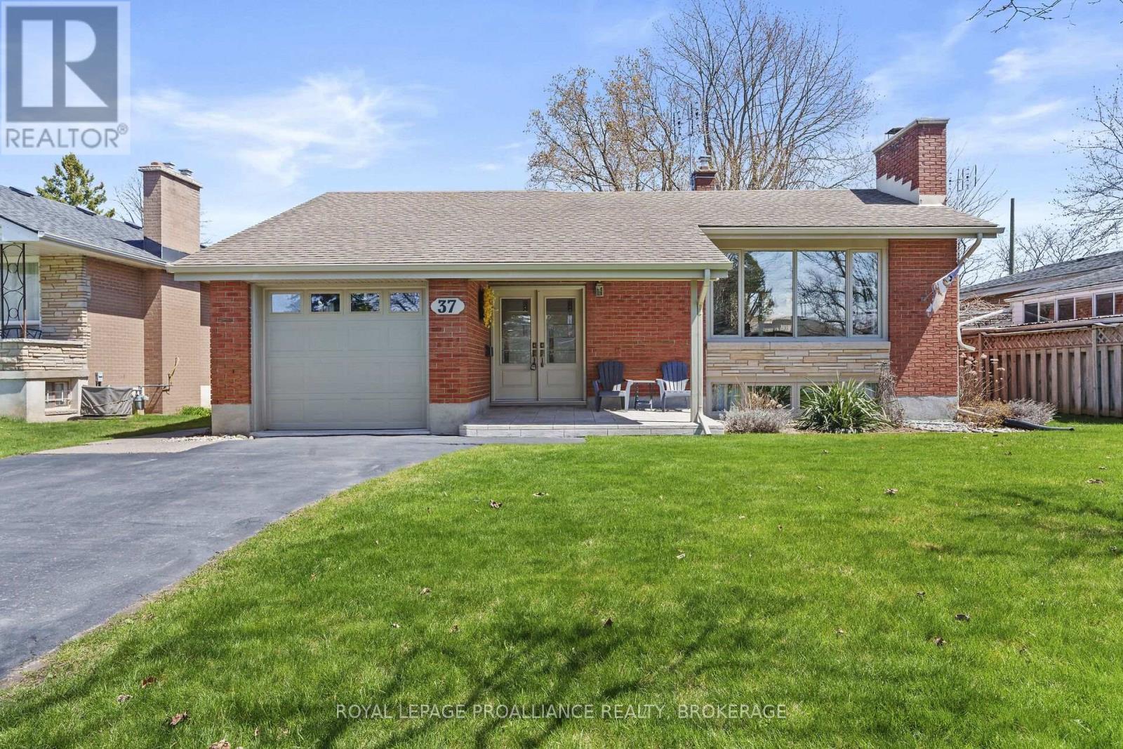 












37 ROBERT WALLACE DRIVE

,
Kingston (Central City West),




Ontario
K7M1X7

