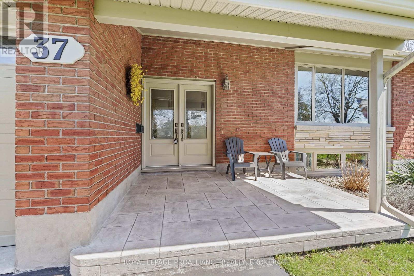 












37 ROBERT WALLACE DRIVE

,
Kingston (Central City West),




Ontario
K7M1X7

