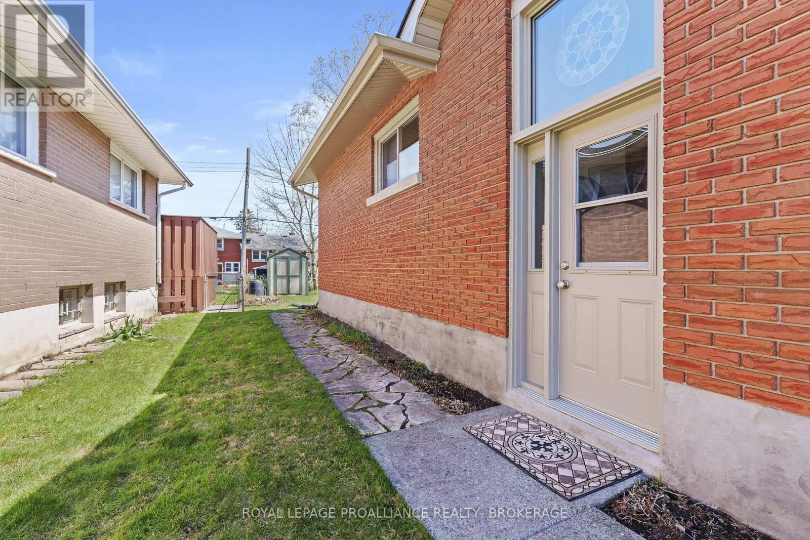 












37 ROBERT WALLACE DRIVE

,
Kingston (Central City West),




Ontario
K7M1X7

