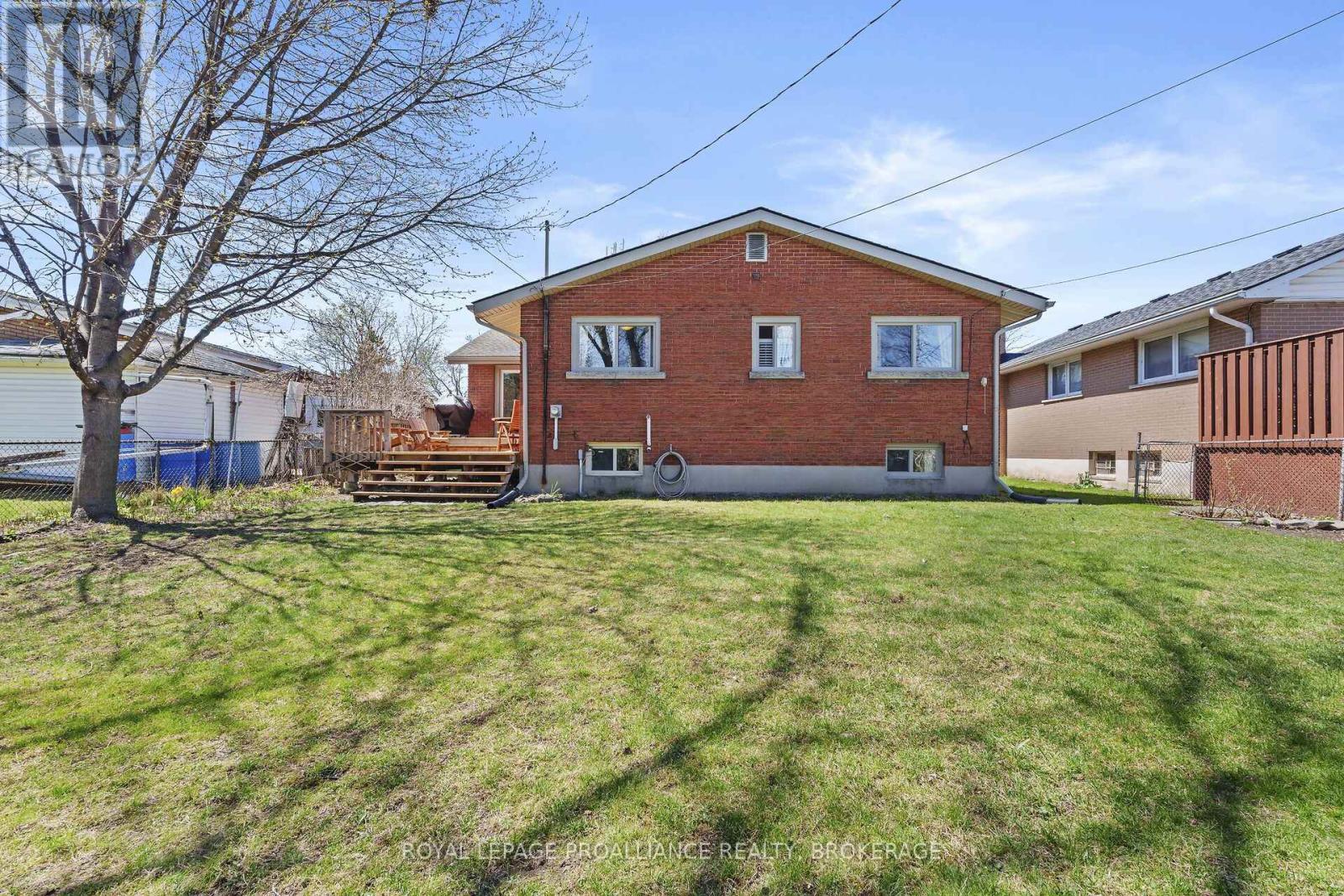 












37 ROBERT WALLACE DRIVE

,
Kingston (Central City West),




Ontario
K7M1X7

