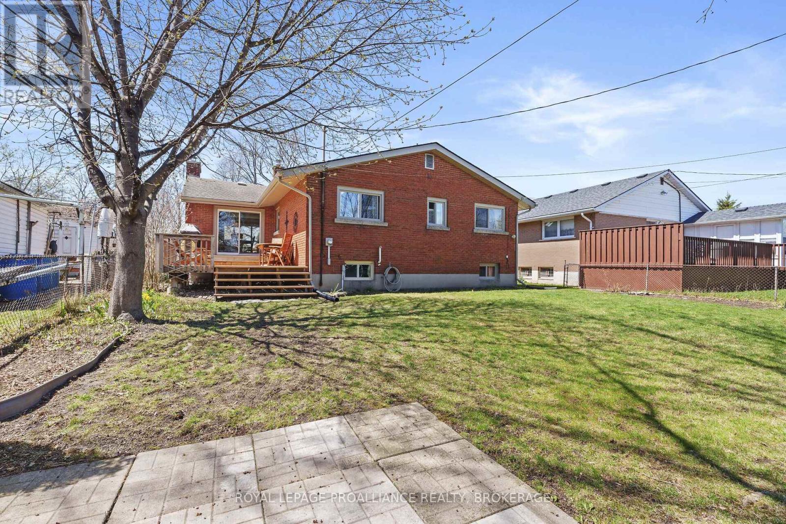 












37 ROBERT WALLACE DRIVE

,
Kingston (Central City West),




Ontario
K7M1X7

