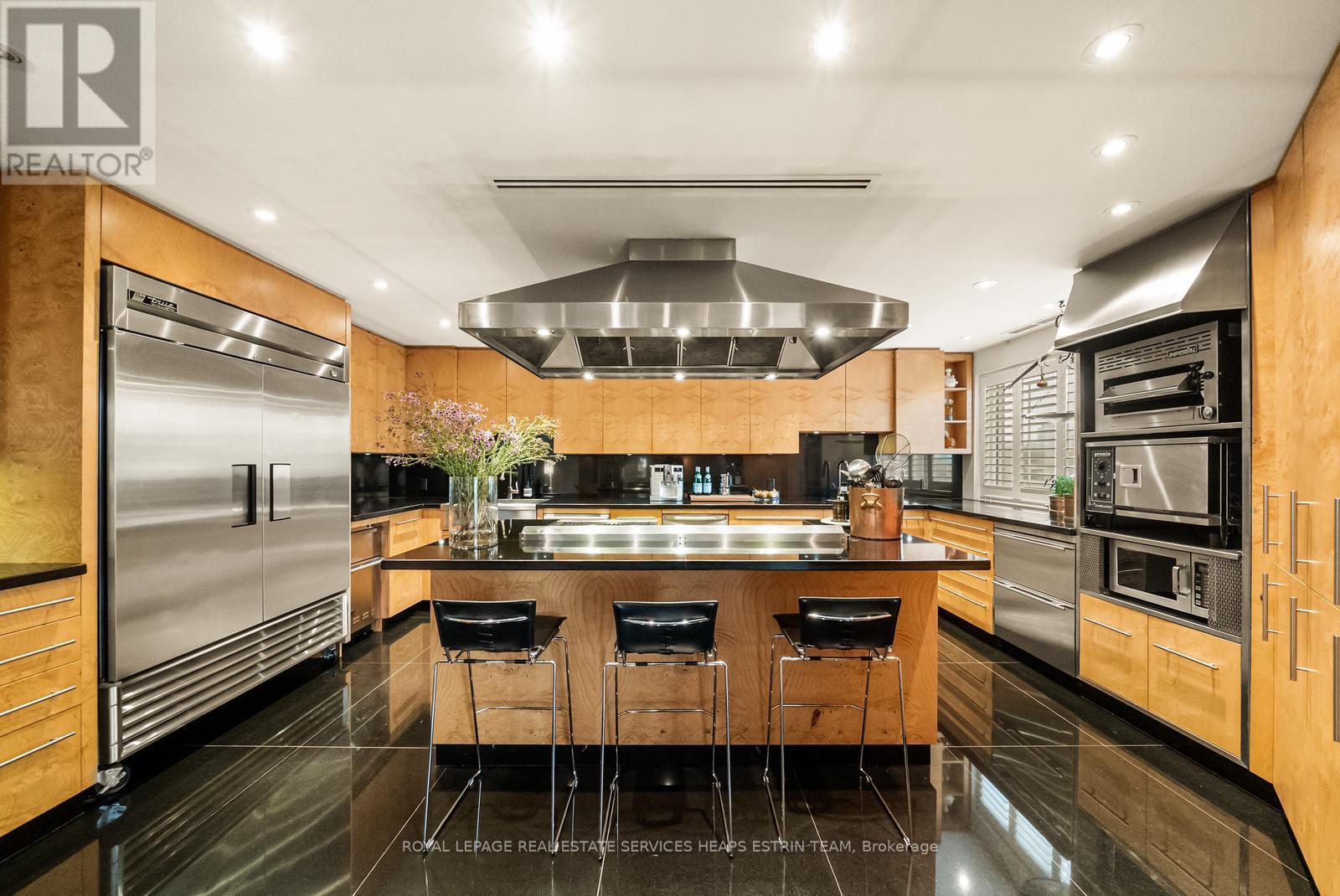 












PH1 - 2 LYNWOOD AVENUE

,
Toronto,




Ontario
M4V1K2

