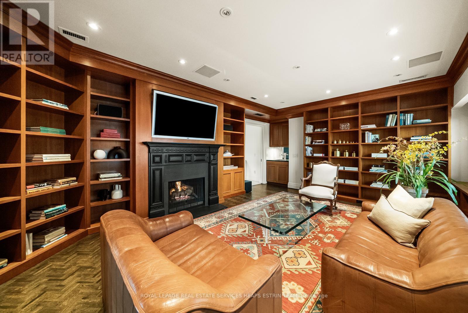 












PH1 - 2 LYNWOOD AVENUE

,
Toronto,




Ontario
M4V1K2

