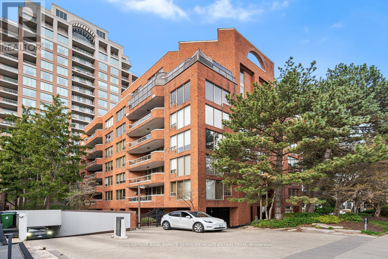












PH1 - 2 LYNWOOD AVENUE

,
Toronto,




Ontario
M4V1K2

