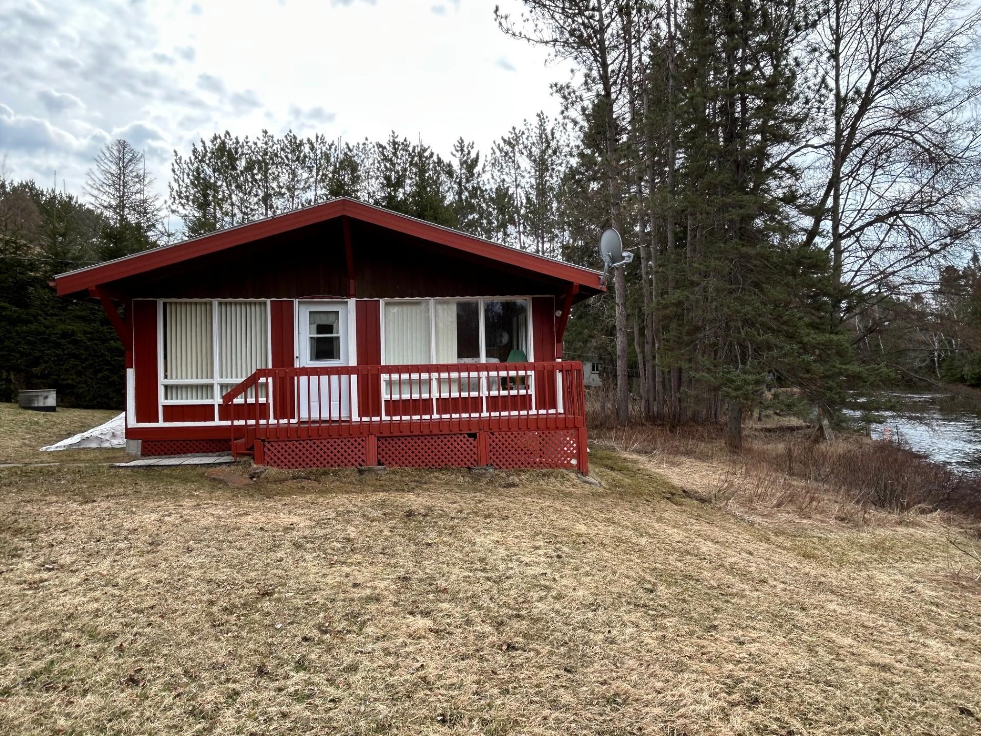 









2470


Ch. des Îles

,
Entrelacs,




QC
J0T2E0

