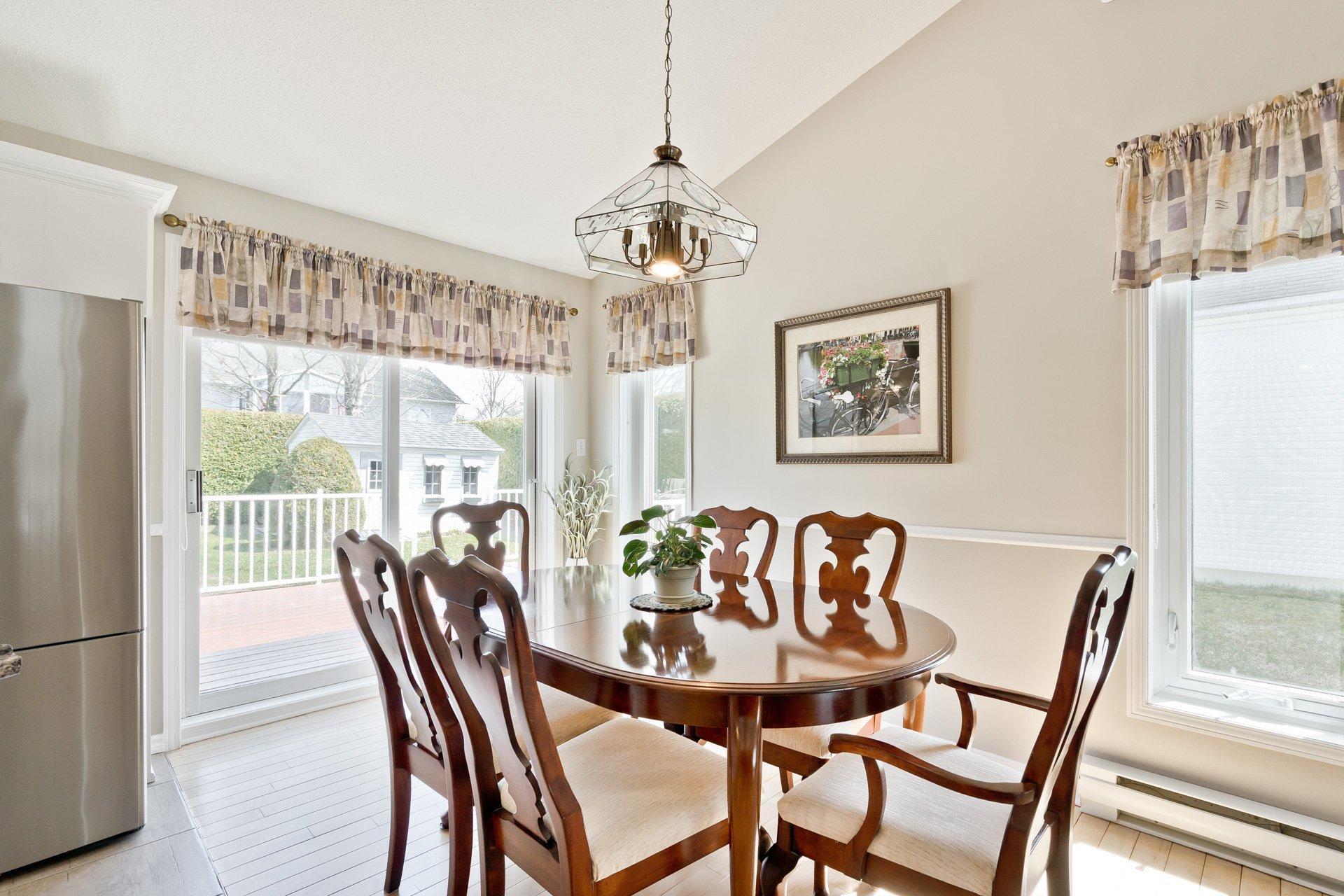 









238


Rue des Merles

,
Sherbrooke (Brompton/Rock Forest/Saint-Élie/Deauville),




QC
J1R0N3

