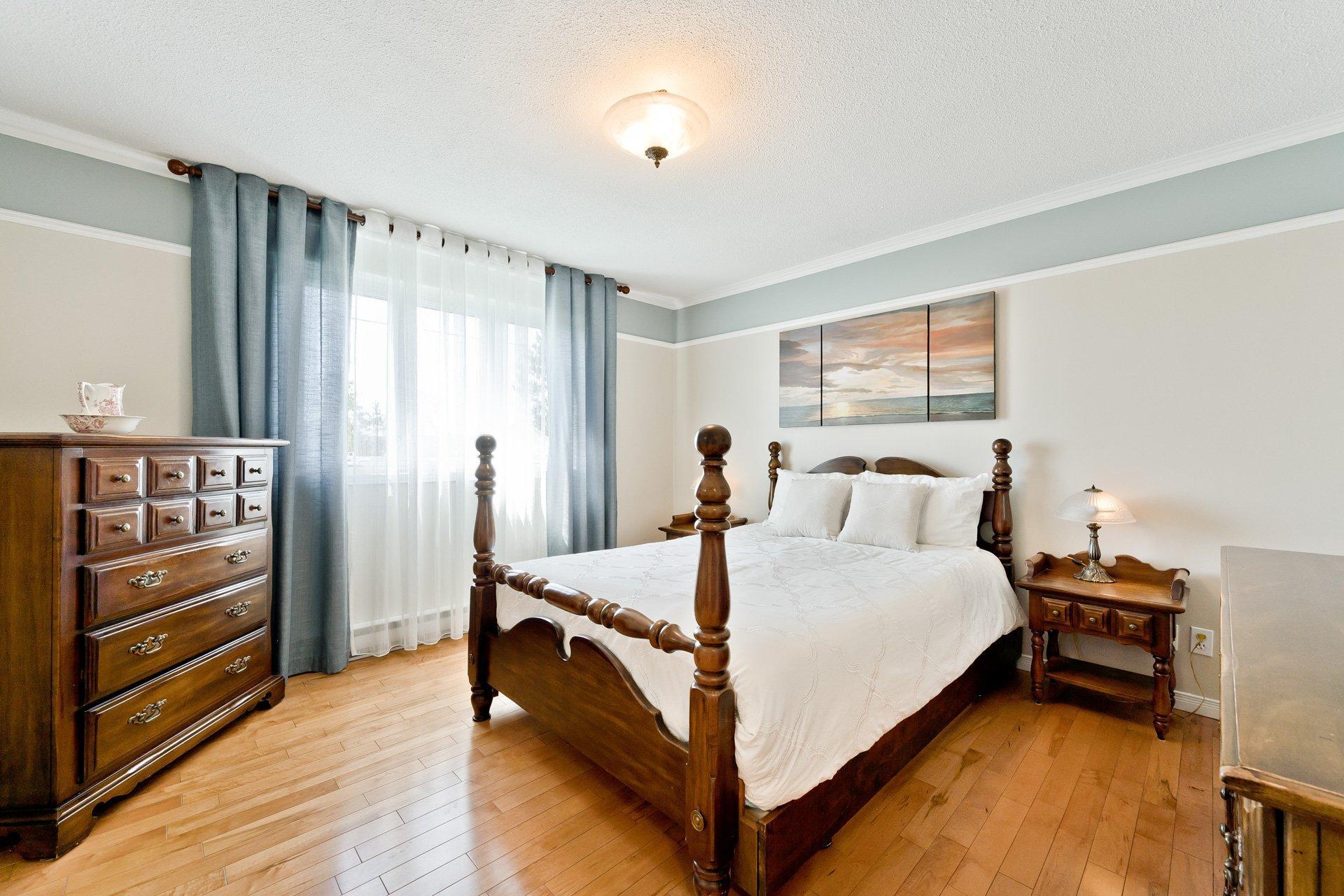 









238


Rue des Merles

,
Sherbrooke (Brompton/Rock Forest/Saint-Élie/Deauville),




QC
J1R0N3

