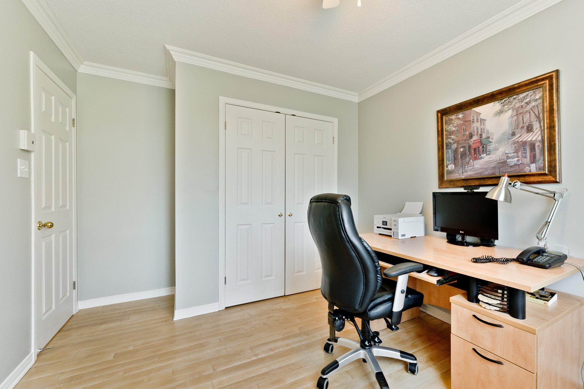 









238


Rue des Merles

,
Sherbrooke (Brompton/Rock Forest/Saint-Élie/Deauville),




QC
J1R0N3

