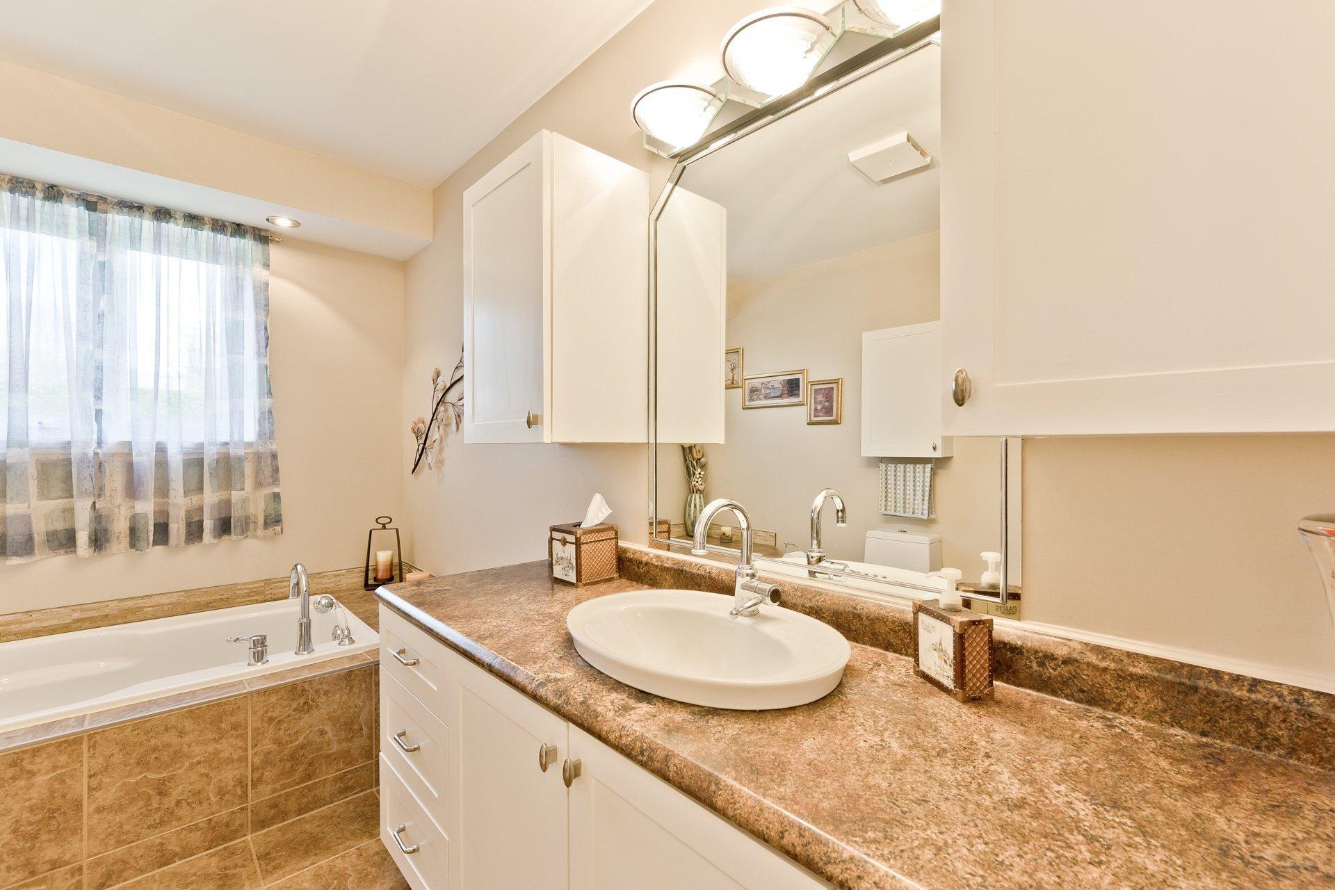 









238


Rue des Merles

,
Sherbrooke (Brompton/Rock Forest/Saint-Élie/Deauville),




QC
J1R0N3

