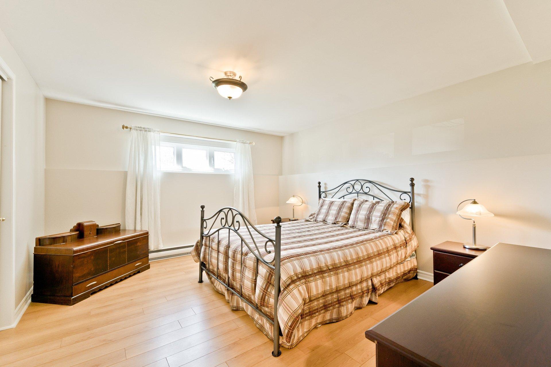 









238


Rue des Merles

,
Sherbrooke (Brompton/Rock Forest/Saint-Élie/Deauville),




QC
J1R0N3

