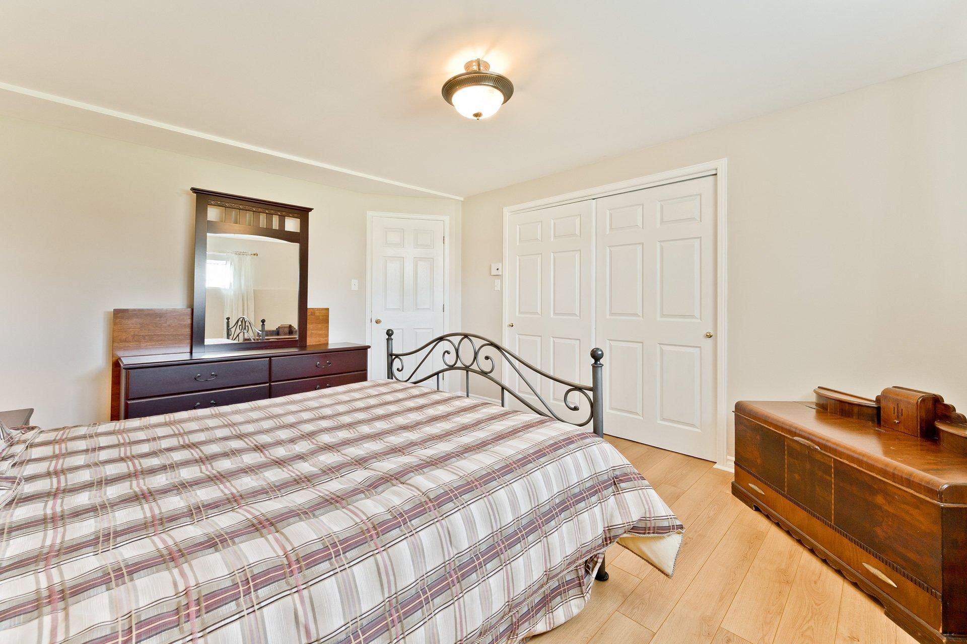









238


Rue des Merles

,
Sherbrooke (Brompton/Rock Forest/Saint-Élie/Deauville),




QC
J1R0N3

