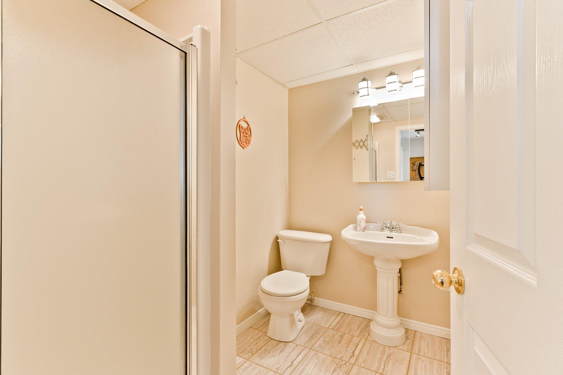 









238


Rue des Merles

,
Sherbrooke (Brompton/Rock Forest/Saint-Élie/Deauville),




QC
J1R0N3

