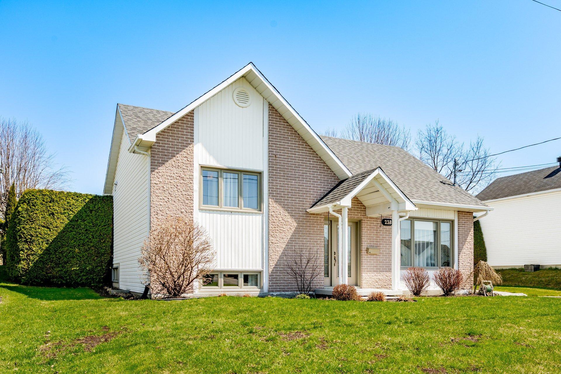 









238


Rue des Merles

,
Sherbrooke (Brompton/Rock Forest/Saint-Élie/Deauville),




QC
J1R0N3

