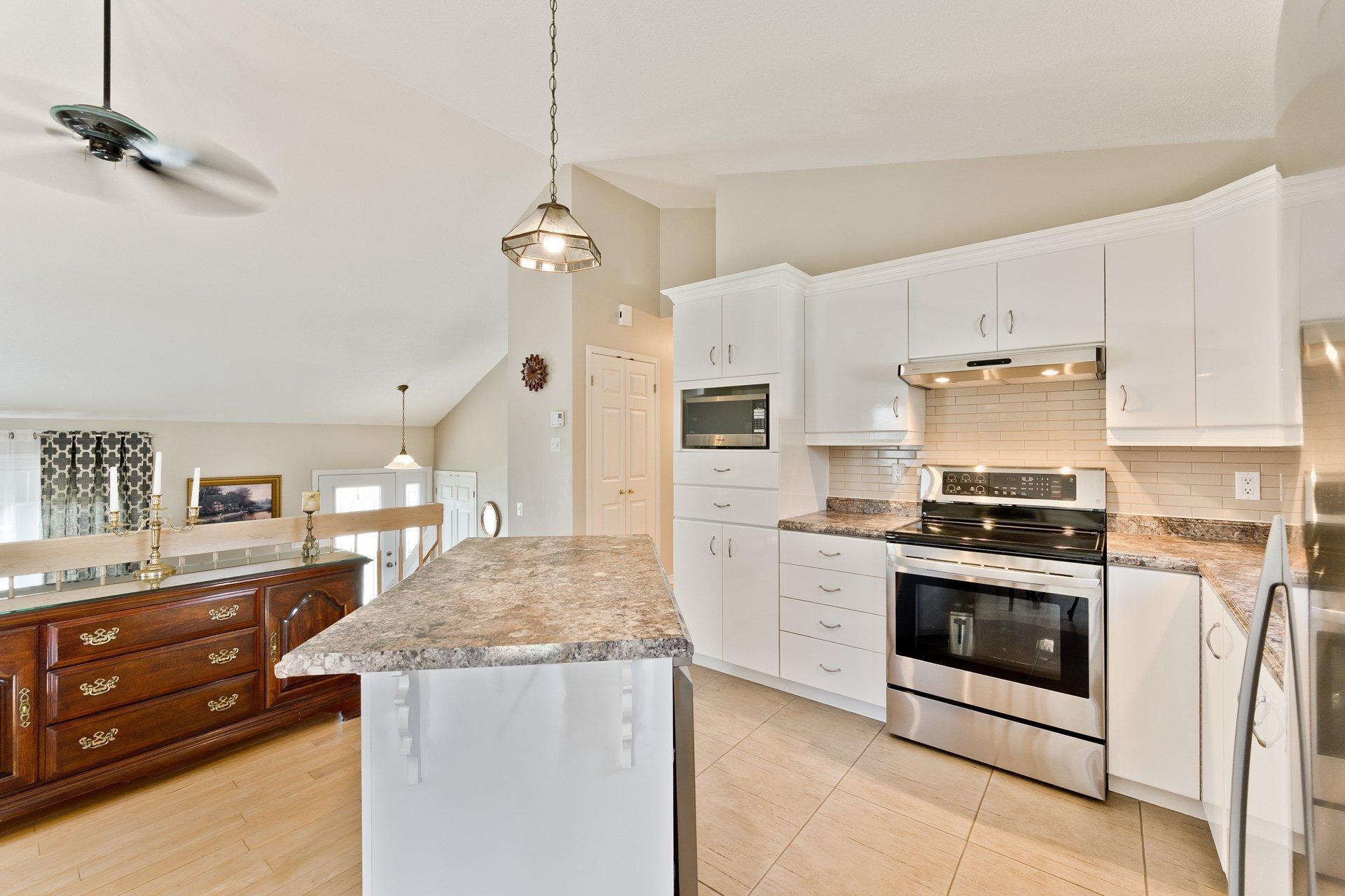









238


Rue des Merles

,
Sherbrooke (Brompton/Rock Forest/Saint-Élie/Deauville),




QC
J1R0N3

