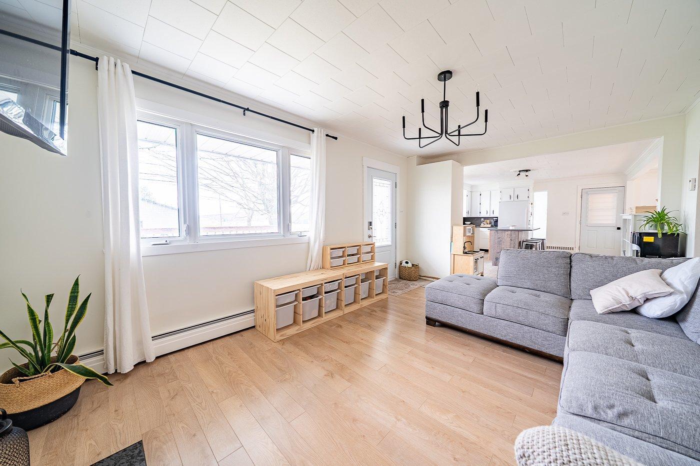 









606

 - 606A


Rue Laurier

,
Val-des-Sources,




QC
J1T2J3

