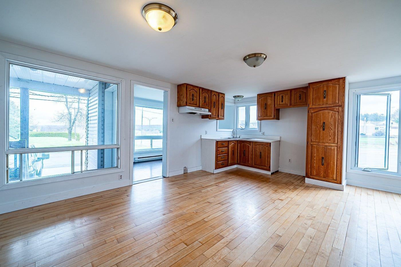 









606

 - 606A


Rue Laurier

,
Val-des-Sources,




QC
J1T2J3

