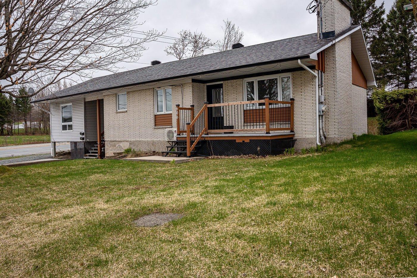 









606

 - 606A


Rue Laurier

,
Val-des-Sources,




QC
J1T2J3

