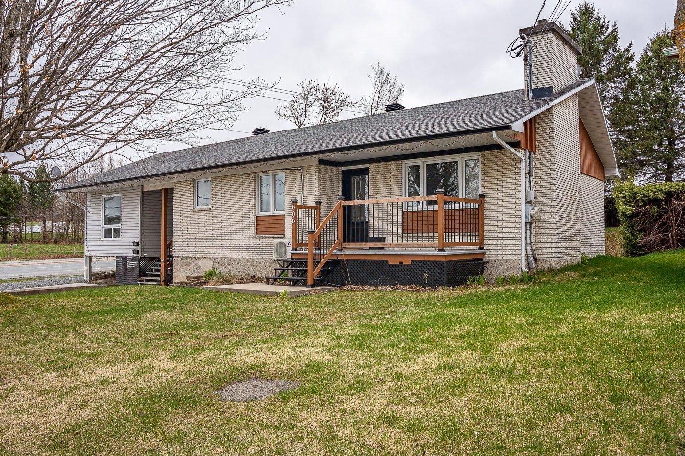 









606

 - 606A


Rue Laurier

,
Val-des-Sources,




QC
J1T2J3

