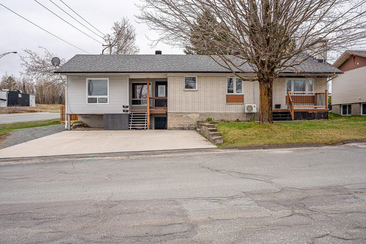 









606

 - 606A


Rue Laurier

,
Val-des-Sources,




QC
J1T2J3

