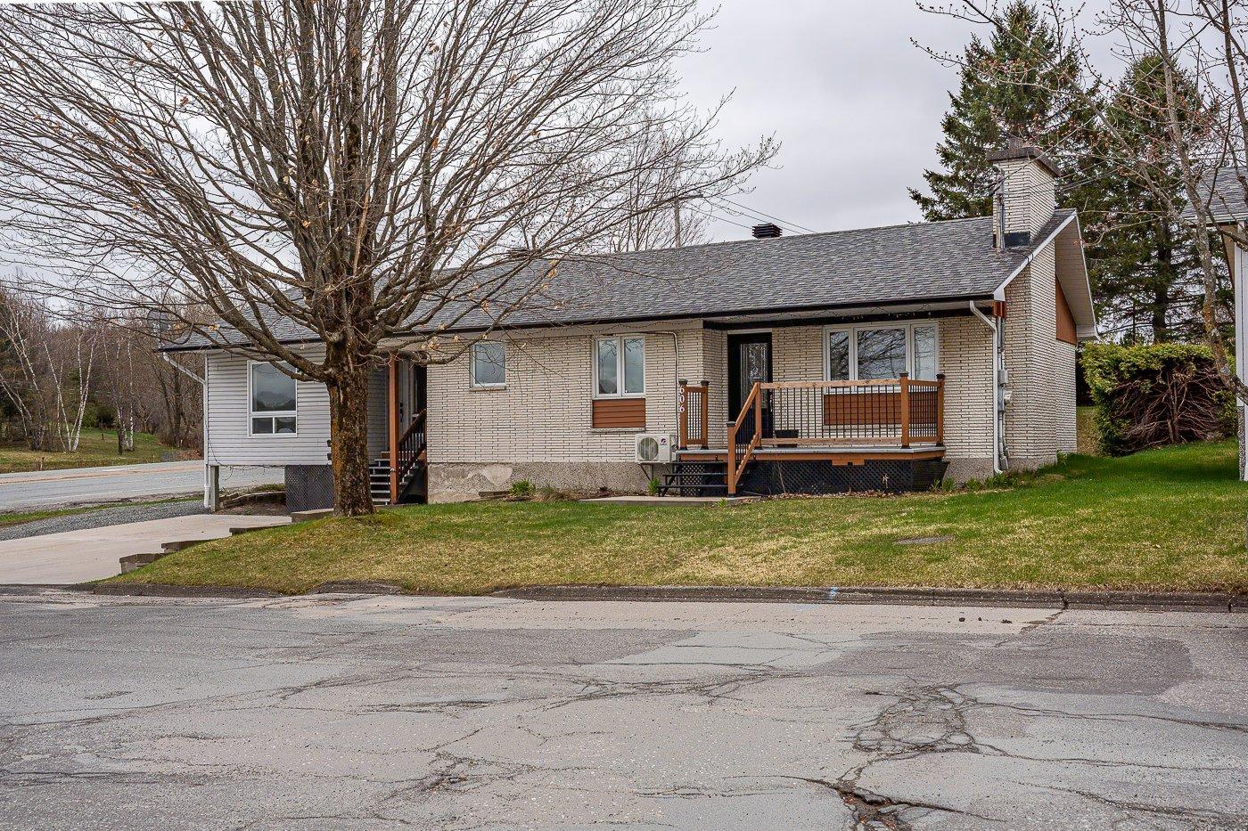 









606

 - 606A


Rue Laurier

,
Val-des-Sources,




QC
J1T2J3

