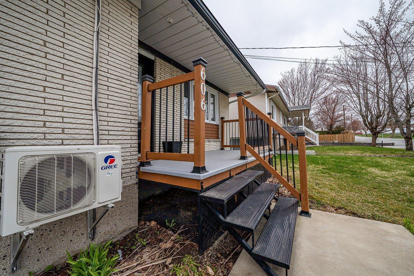 









606

 - 606A


Rue Laurier

,
Val-des-Sources,




QC
J1T2J3

