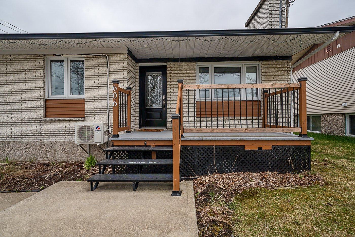 









606

 - 606A


Rue Laurier

,
Val-des-Sources,




QC
J1T2J3

