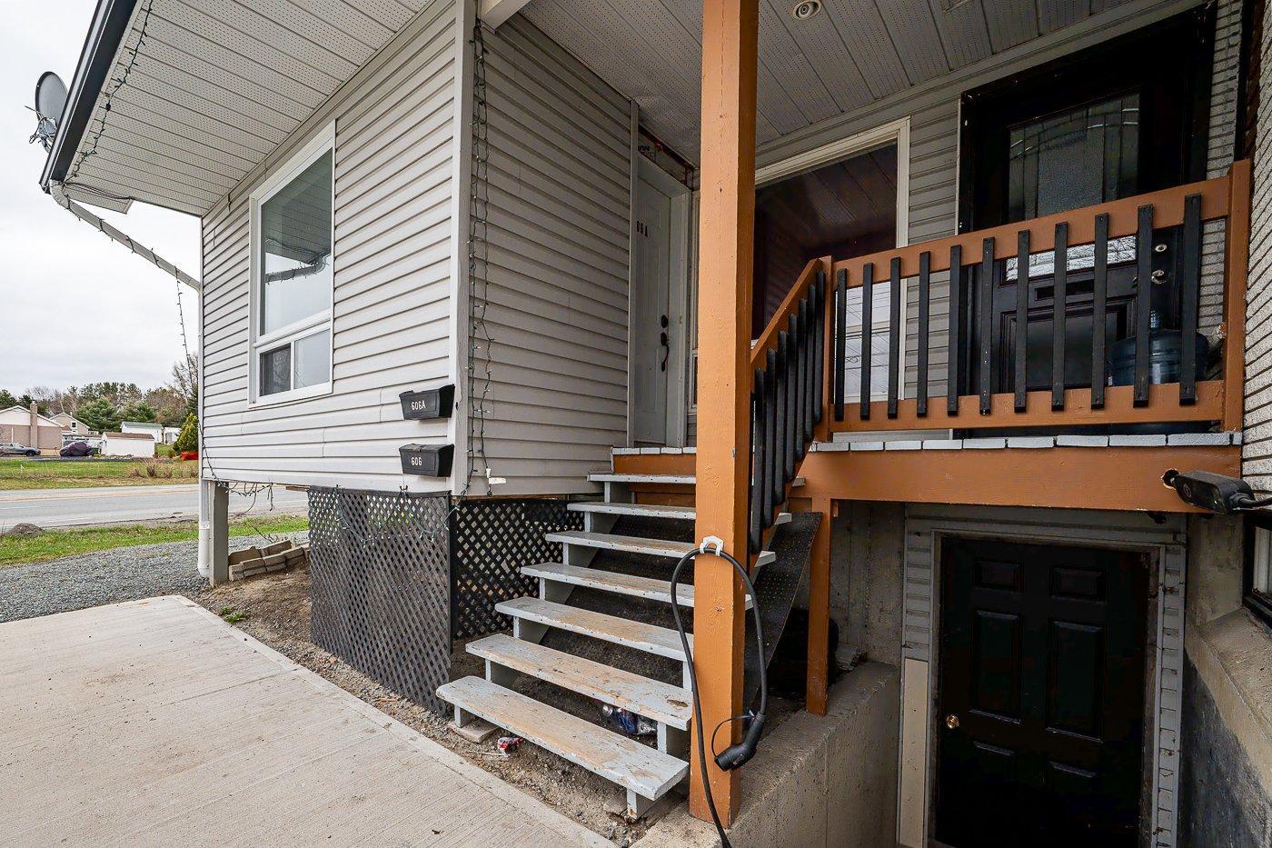









606

 - 606A


Rue Laurier

,
Val-des-Sources,




QC
J1T2J3

