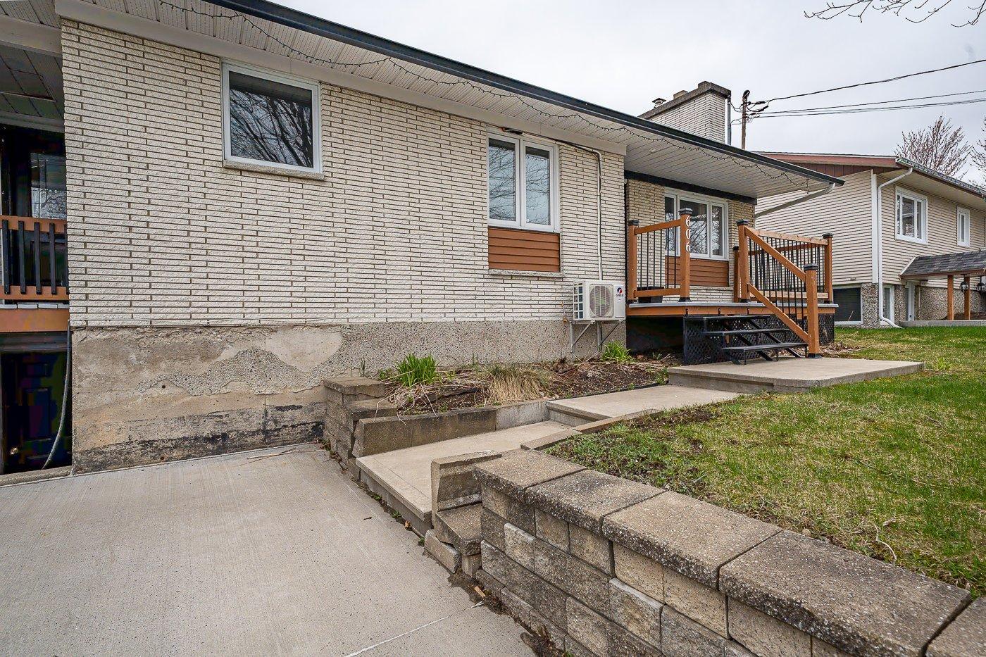 









606

 - 606A


Rue Laurier

,
Val-des-Sources,




QC
J1T2J3


