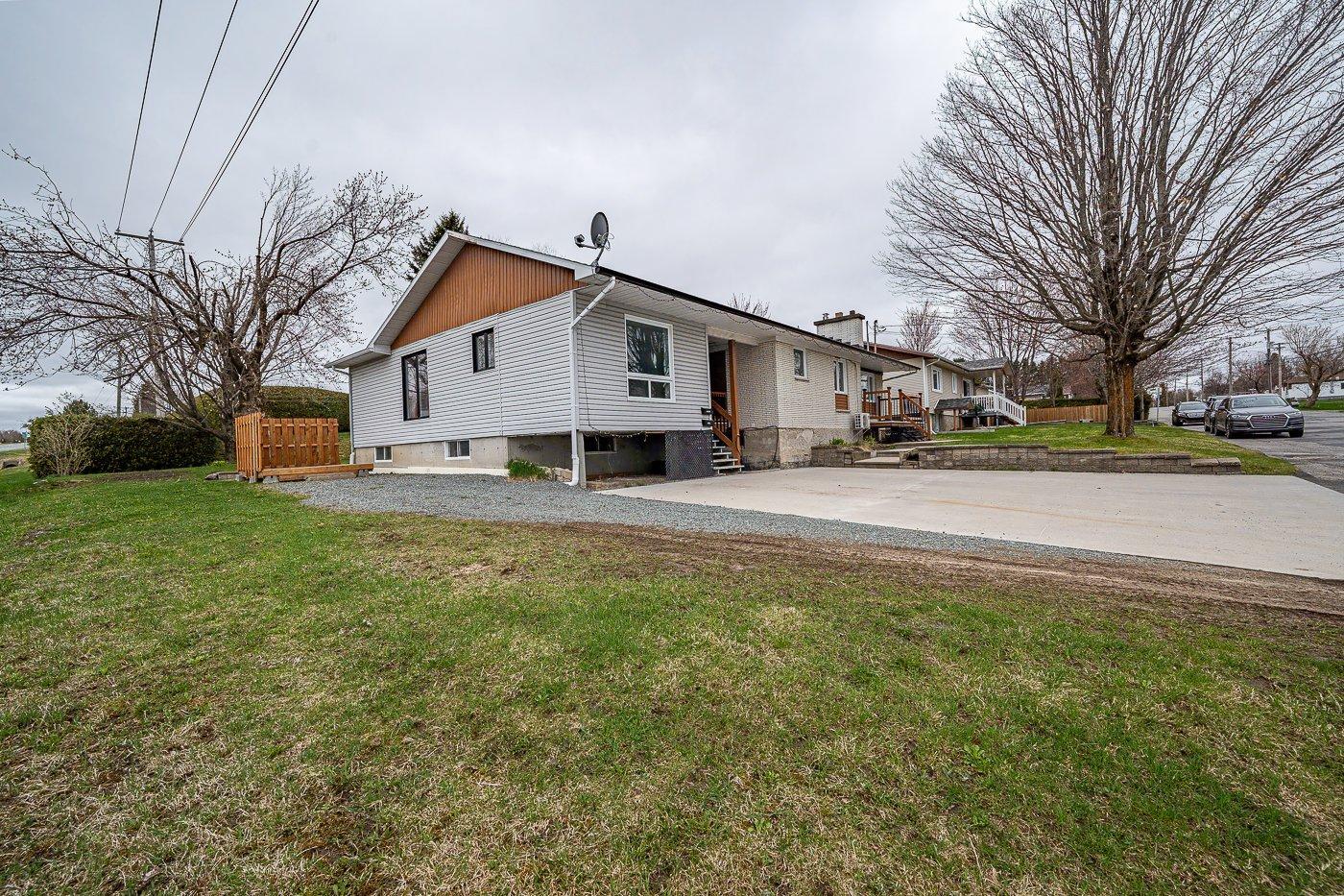 









606

 - 606A


Rue Laurier

,
Val-des-Sources,




QC
J1T2J3

