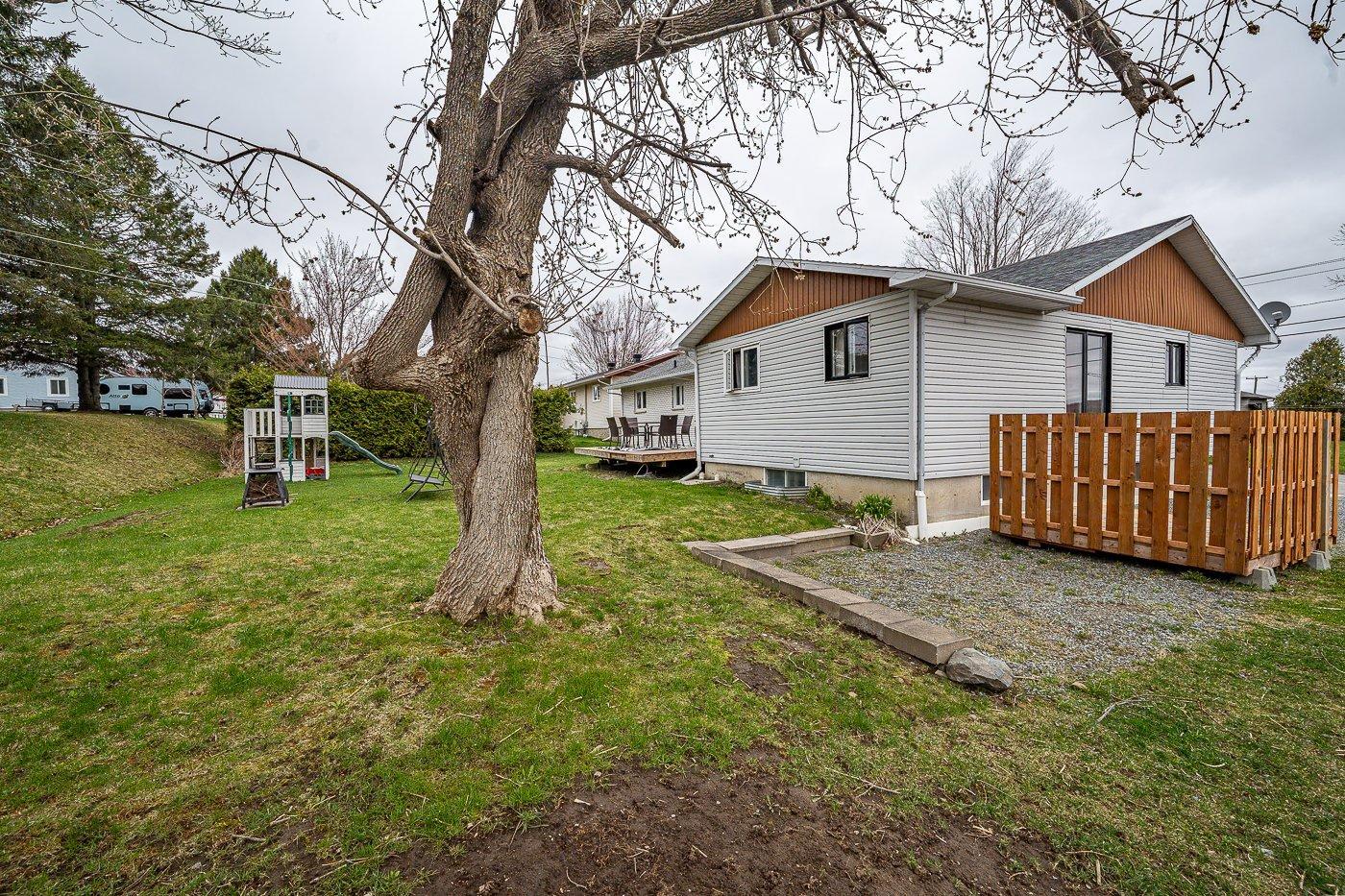 









606

 - 606A


Rue Laurier

,
Val-des-Sources,




QC
J1T2J3

