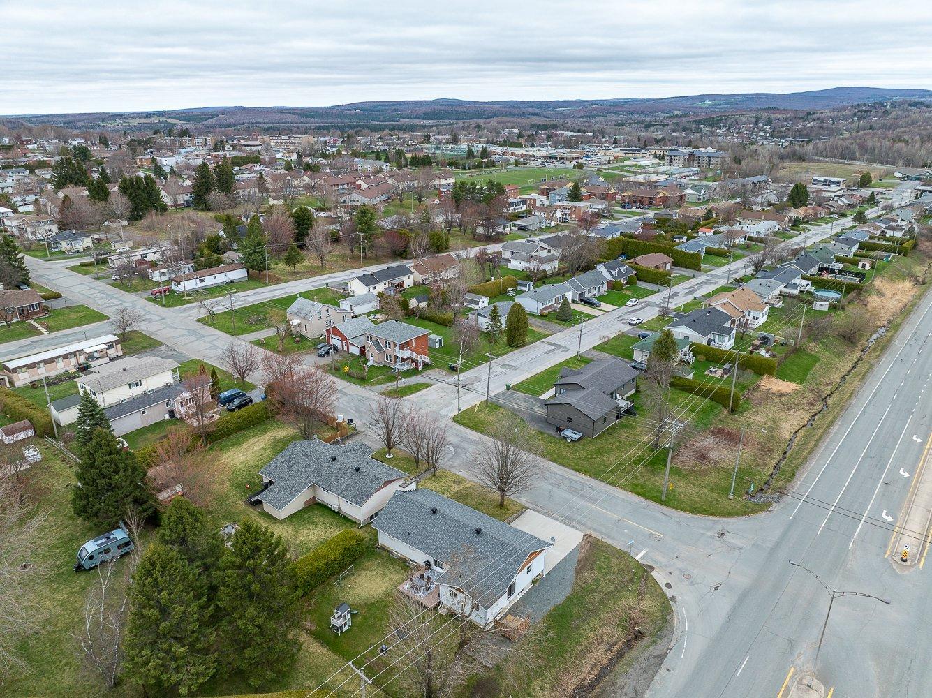 









606

 - 606A


Rue Laurier

,
Val-des-Sources,




QC
J1T2J3

