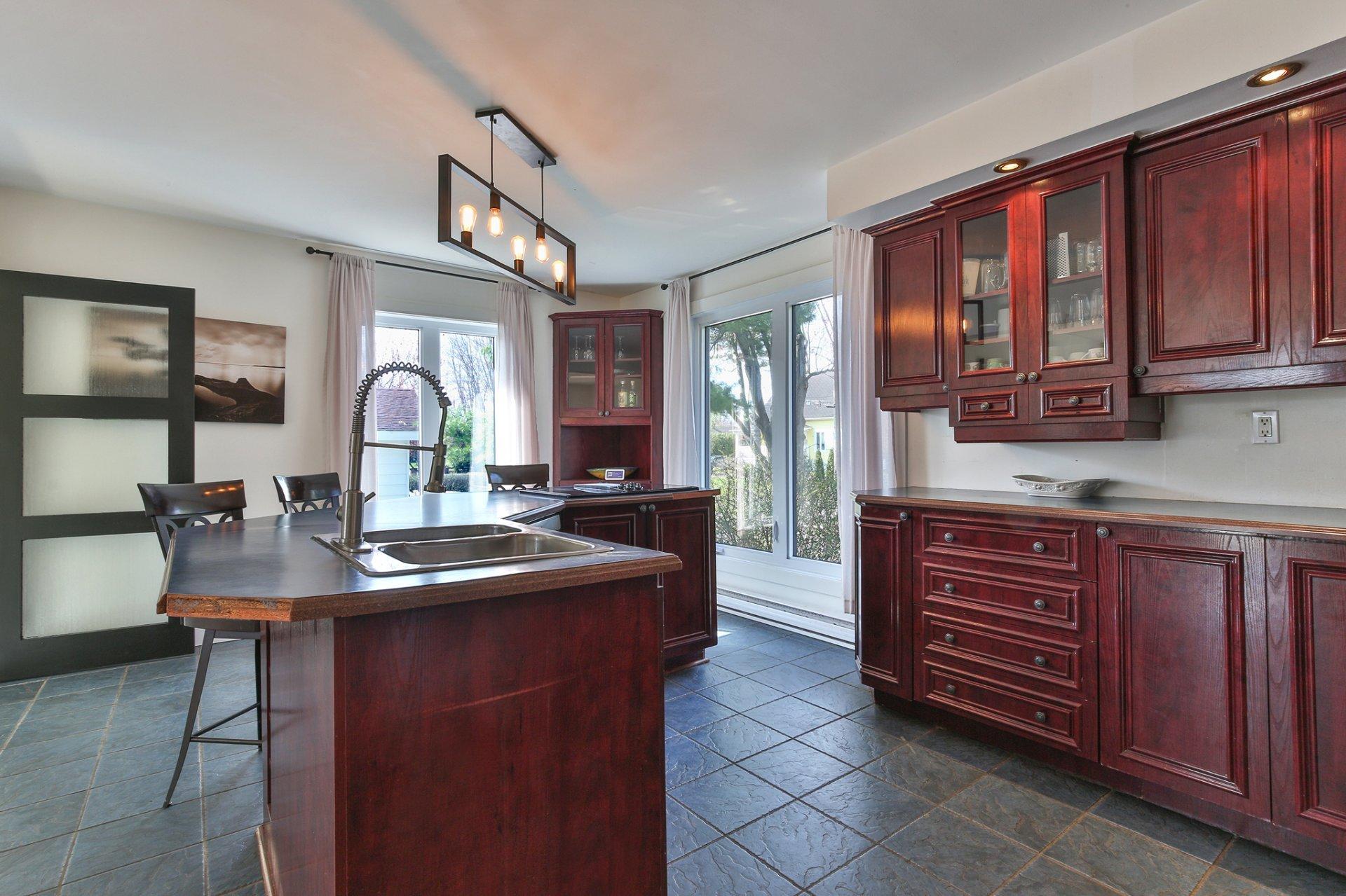 









135


Rue Daignault

,
Saint-Jean-sur-Richelieu,




QC
J2W2E6

