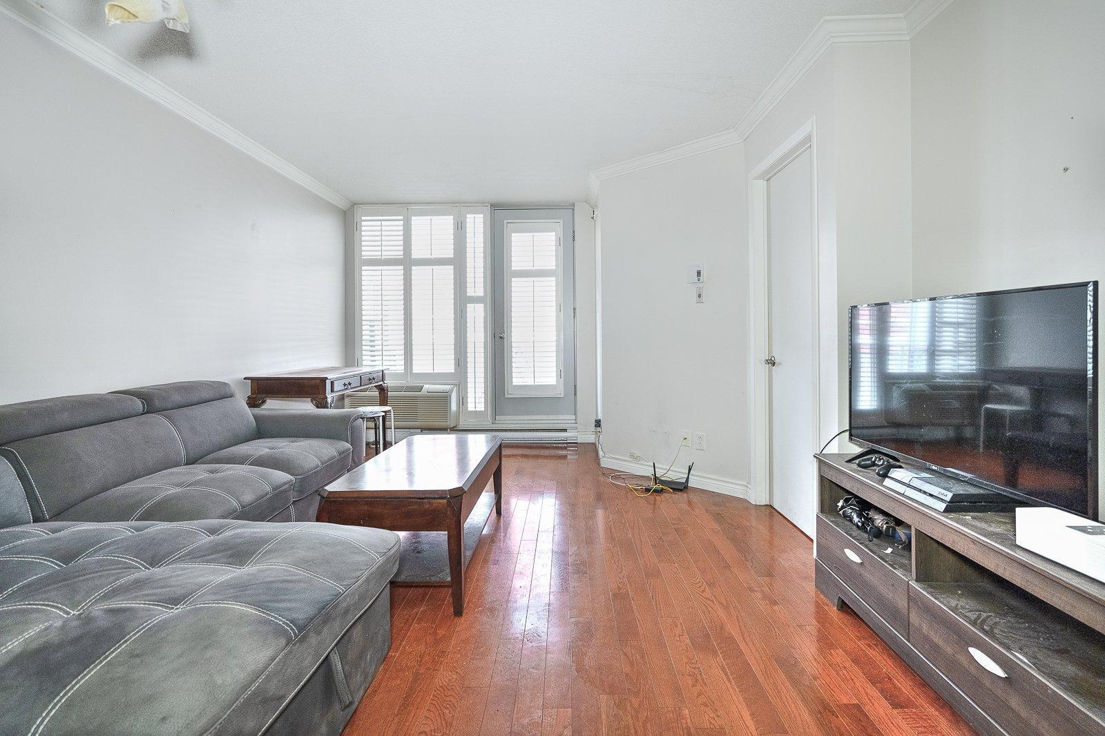 









88


Rue Charlotte

, 414,
Montréal (Ville-Marie),




QC
H2X4E2

