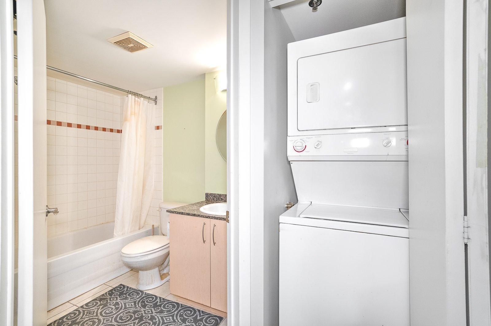 









88


Rue Charlotte

, 414,
Montréal (Ville-Marie),




QC
H2X4E2

