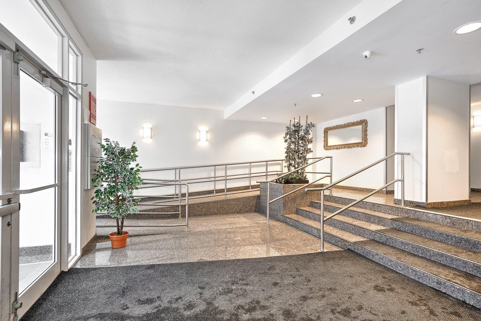 









88


Rue Charlotte

, 414,
Montréal (Ville-Marie),




QC
H2X4E2

