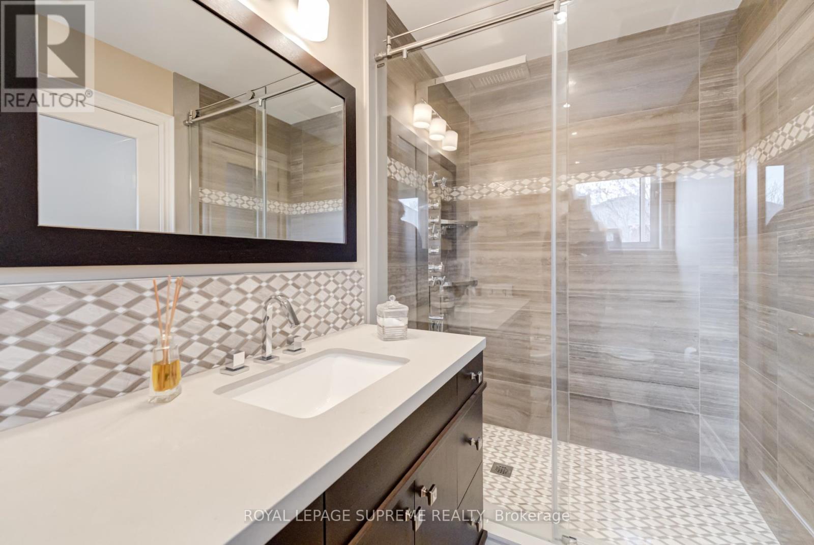 












34 PURDY CRESCENT

,
Toronto,




Ontario
M9N3X7

