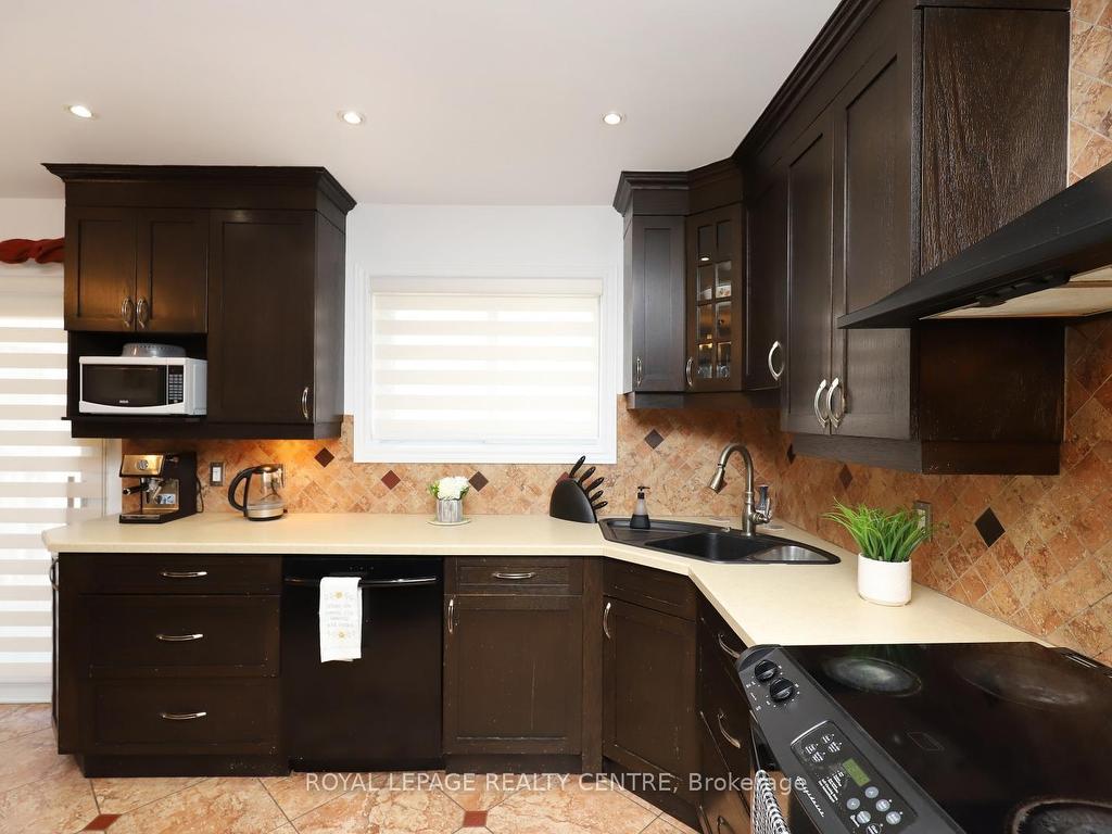 









32


Coniston

Avenue,
Brampton,




ON
L6X 2H4

