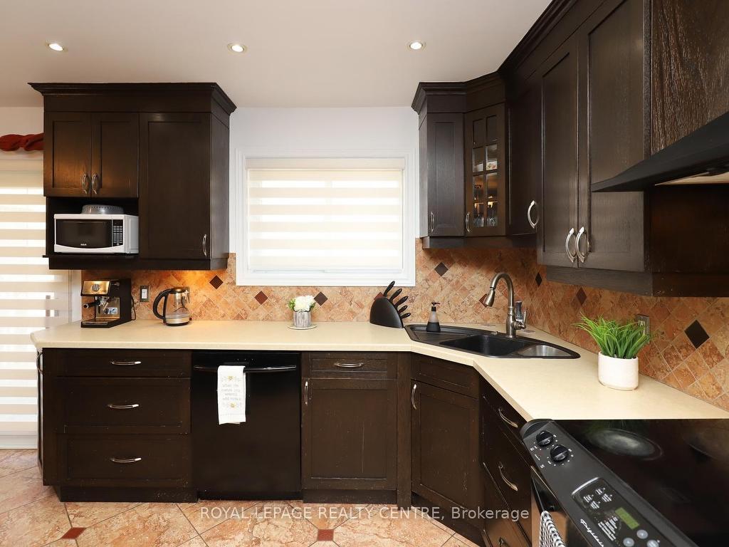 









32


Coniston

Avenue,
Brampton,




ON
L6X 2H4


