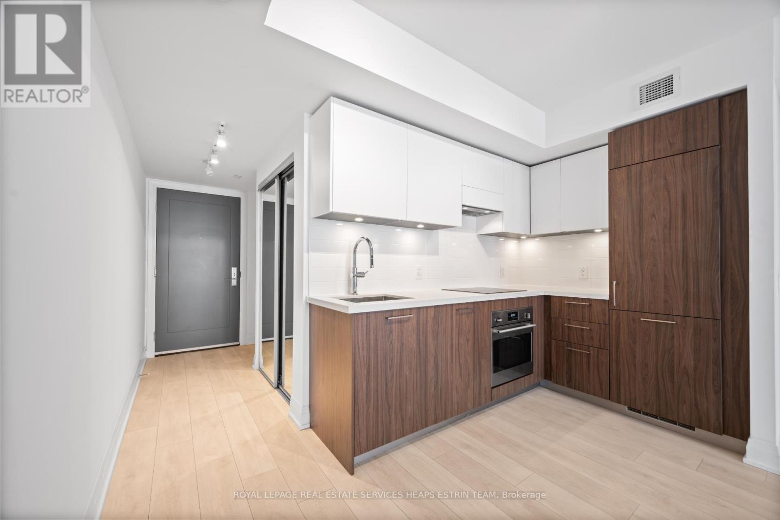 












504 - 33 FREDERICK TODD WAY

,
Toronto,




Ontario
M4G0C9

